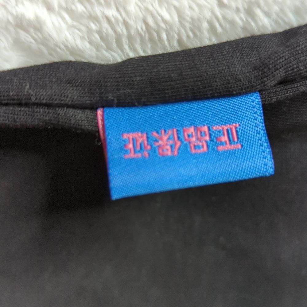 Black tee with embroidered patch - Picture 5 of 7